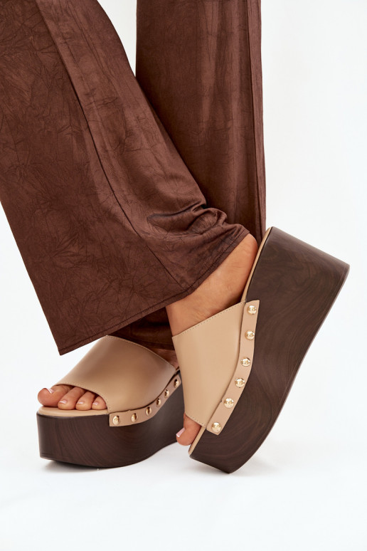 Moteriškos šlepetės  su kniedėmis smėlio spalvos Mareline