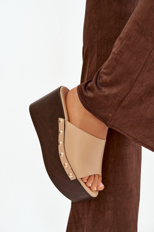 Moteriškos šlepetės  su kniedėmis smėlio spalvos Mareline