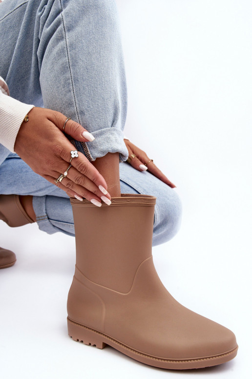   Įsispiriamo modelio Guminiai batai smėlio spalvos Solihia