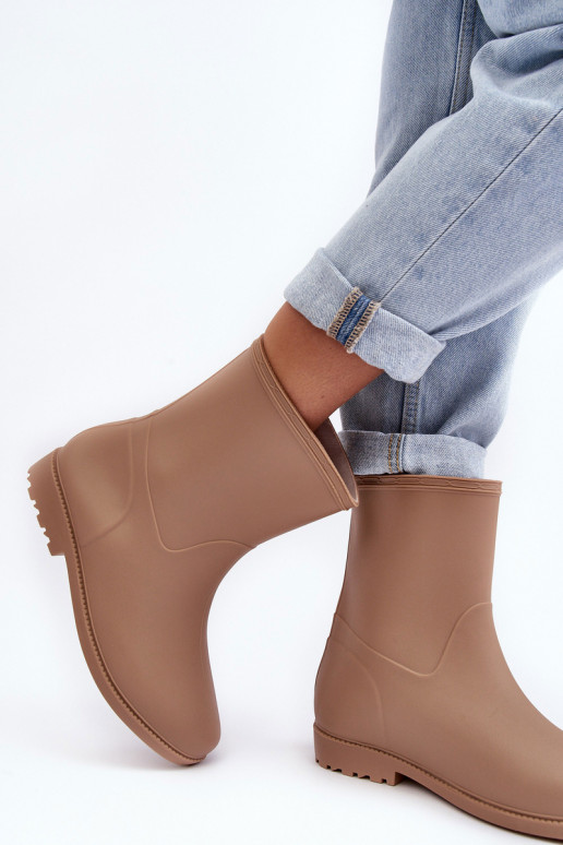   Įsispiriamo modelio Guminiai batai smėlio spalvos Solihia