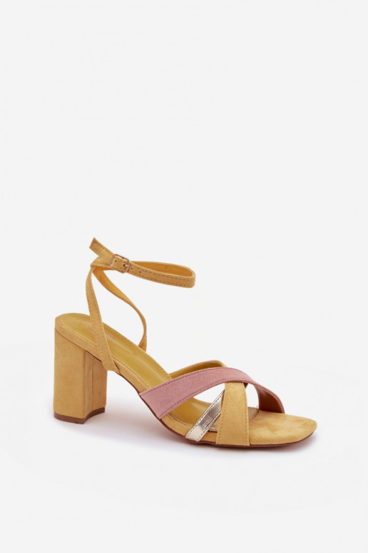 Moteriškos aukštakulnės basutės su juostelėmis iš eko zomšosowe geltonos spalvos Karilora