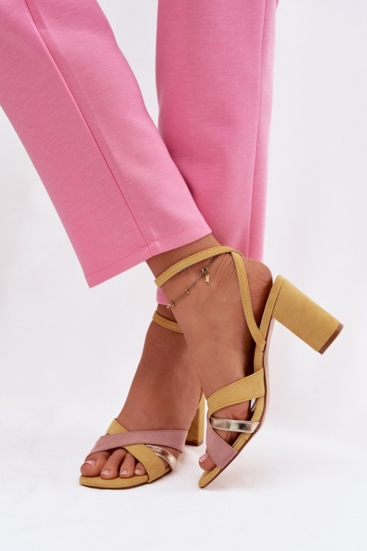 Moteriškos aukštakulnės basutės su juostelėmis iš eko zomšosowe geltonos spalvos Karilora