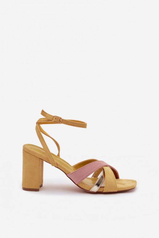 Moteriškos aukštakulnės basutės su juostelėmis iš eko zomšosowe geltonos spalvos Karilora