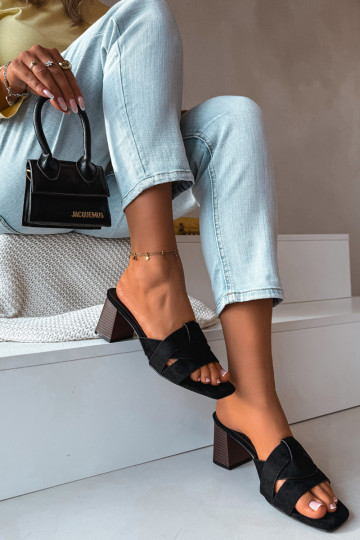 Moteriškos šlepetės su kulniukais su juostelėmis iš eko zomšosowe Juodos spalvos Corivelle