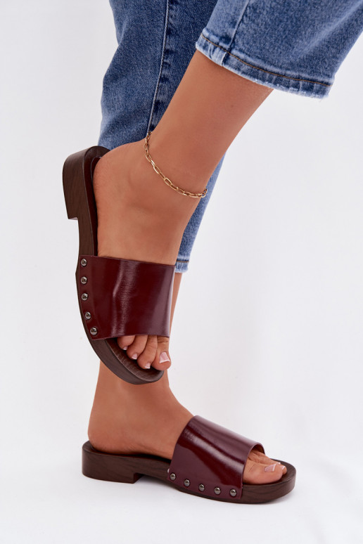 Moteriškos šlepetės su kniedėmis su plačiais kulniukais bordo spalvos Brinalle