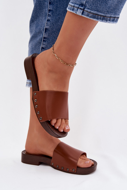 Moteriškos šlepetės su kniedėmis su plačiais kulniukais rudos spalvos Brinalle