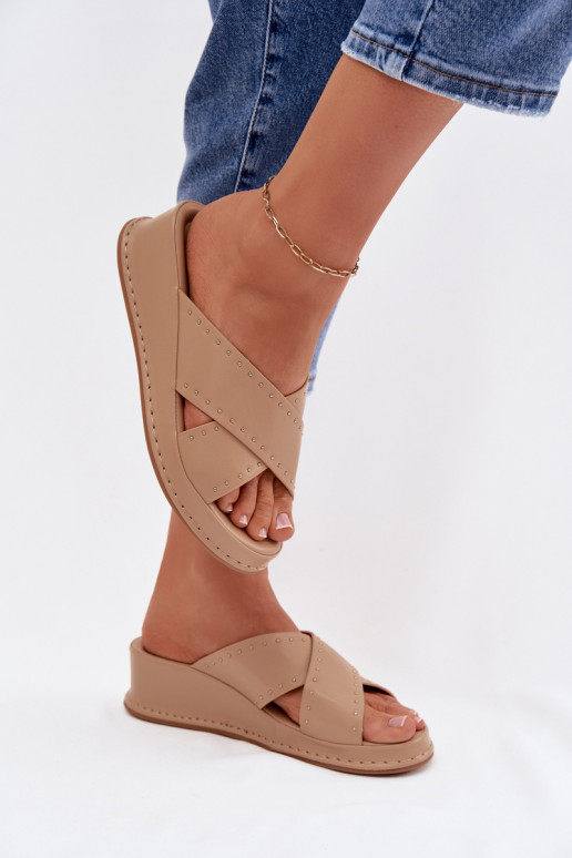 Dekoruotos Moteriškos šlepetės  iš eko odos smėlio spalvos Calorissa