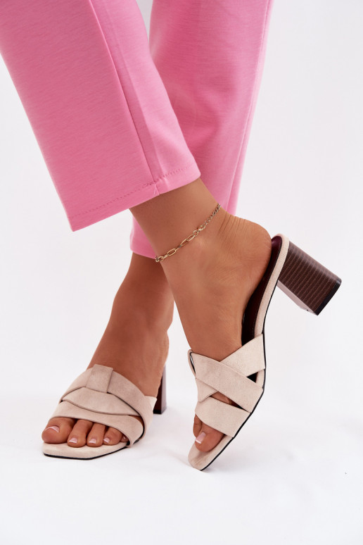 Moteriškos šlepetės su kulniukais su juostelėmis iš eko zomšosowe smėlio spalvos Corivelle