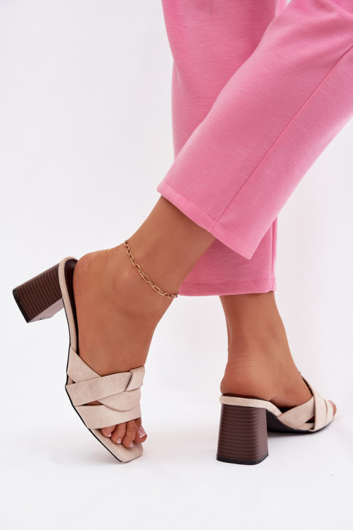 Moteriškos šlepetės su kulniukais su juostelėmis iš eko zomšosowe smėlio spalvos Corivelle