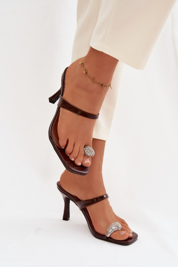 Moteriškos šokoladinės spalvos šlepetės su plonais kulniukais ir puošniomis detalėmis Lorissa