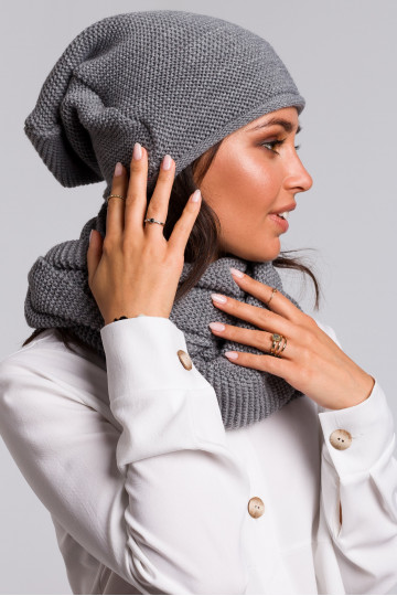 Pilka slouchy stiliaus kepurė