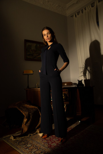 Elegantiškas kombinezonas su kaklo raiščiu - juodas