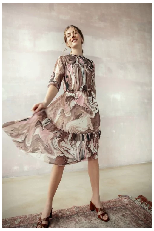 Marga lengvai krentanti suknelė iš...