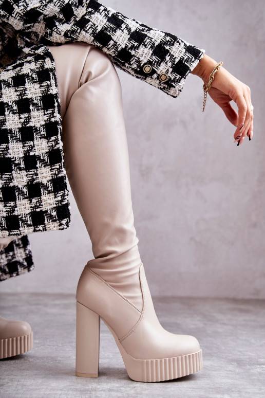 Smėlio spalvos ilgaauliai batai su... Smėlio spalvos ilgaauliai batai su...