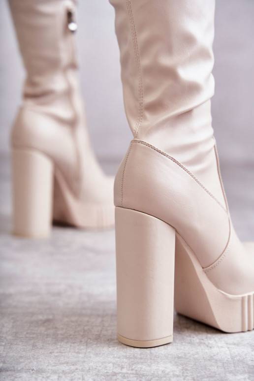 Smėlio spalvos ilgaauliai batai su... Smėlio spalvos ilgaauliai batai su...