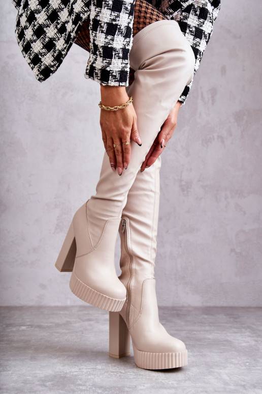 Smėlio spalvos ilgaauliai batai su... Smėlio spalvos ilgaauliai batai su...