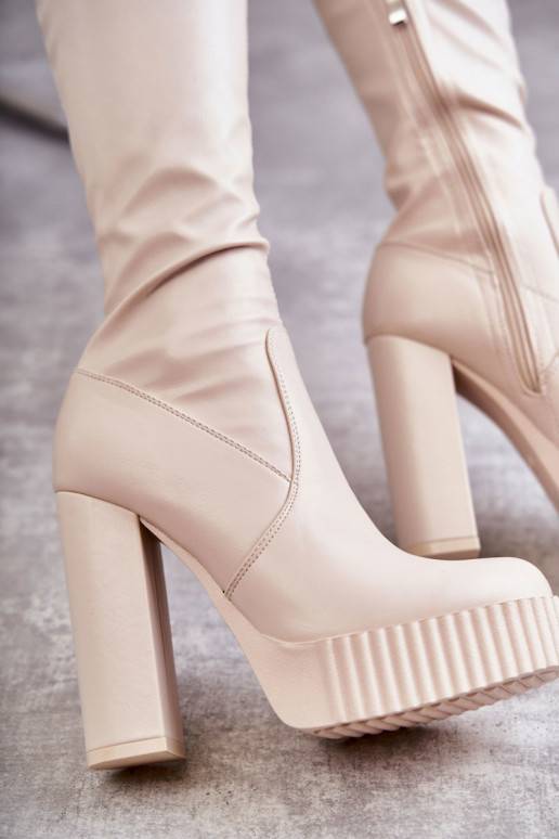 Smėlio spalvos ilgaauliai batai su... Smėlio spalvos ilgaauliai batai su...