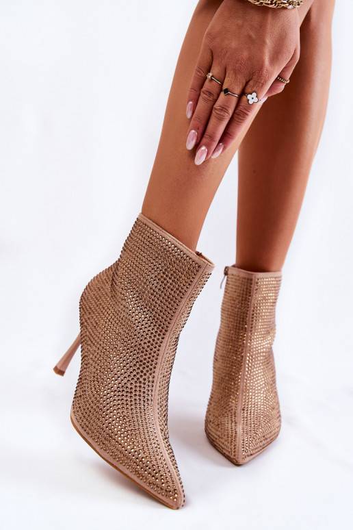 Plonais kulniukais su kniedėmis... Plonais kulniukais su kniedėmis...