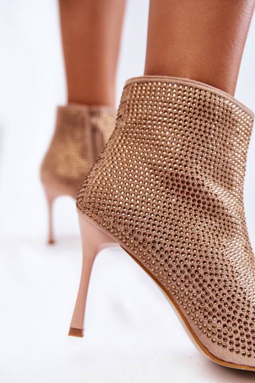 Plonais kulniukais su kniedėmis... Plonais kulniukais su kniedėmis...