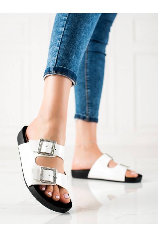 baltos spalvos klapki z ozdobnymi sprzączkami