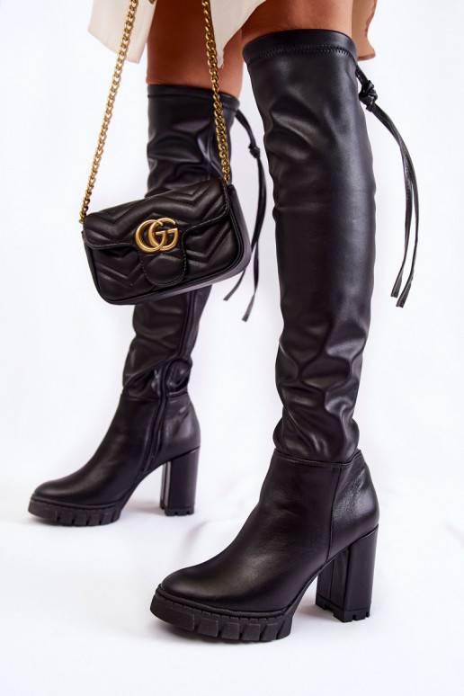 Juodos spalvos ilgaauliai batai su... Juodos spalvos ilgaauliai batai su...