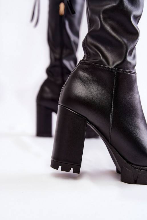 Juodos spalvos ilgaauliai batai su... Juodos spalvos ilgaauliai batai su...