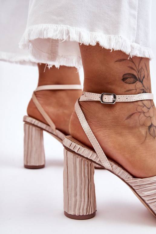 Aukštakulniai bateliai su kaspinais... Aukštakulniai bateliai su kaspinais...