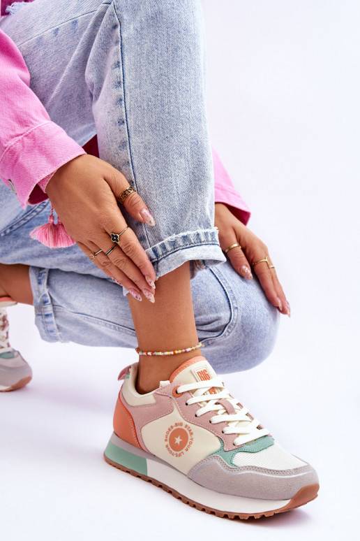 Įvairių spalvų Sneakers modelio batai... Įvairių spalvų Sneakers modelio batai...