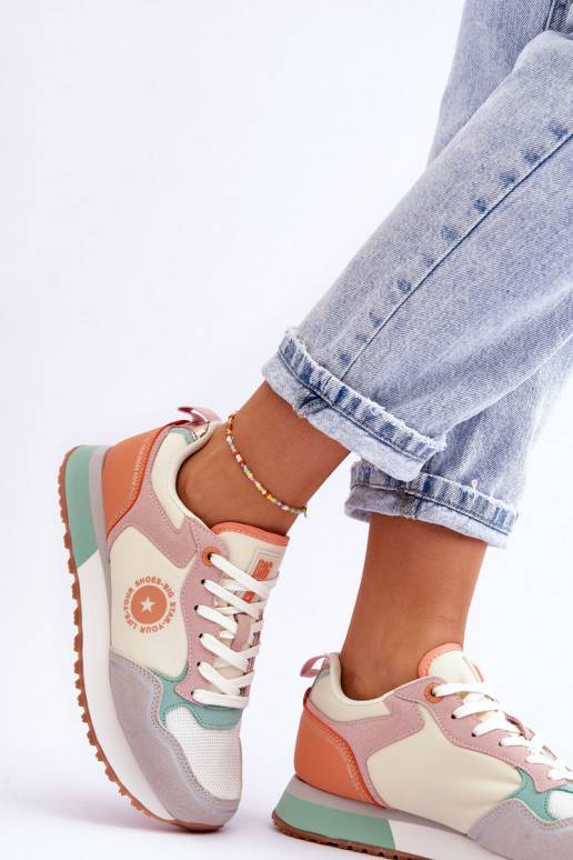 Įvairių spalvų Sneakers modelio batai... Įvairių spalvų Sneakers modelio batai...