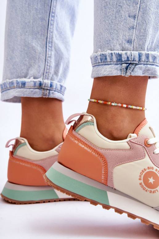 Įvairių spalvų Sneakers modelio batai... Įvairių spalvų Sneakers modelio batai...