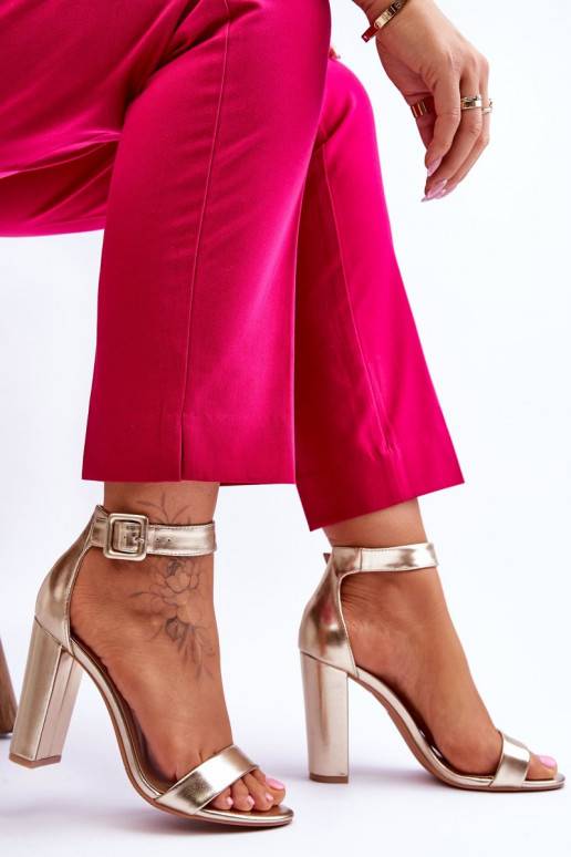 Aukso spalvos aukštakulniai bateliai... Aukso spalvos aukštakulniai bateliai...