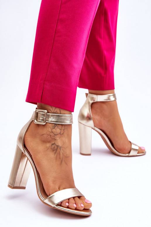 Aukso spalvos aukštakulniai bateliai... Aukso spalvos aukštakulniai bateliai...