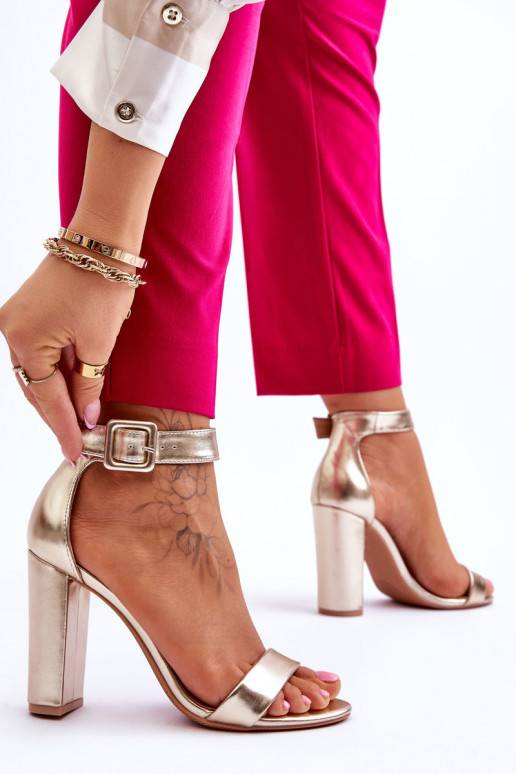 Aukso spalvos aukštakulniai bateliai... Aukso spalvos aukštakulniai bateliai...