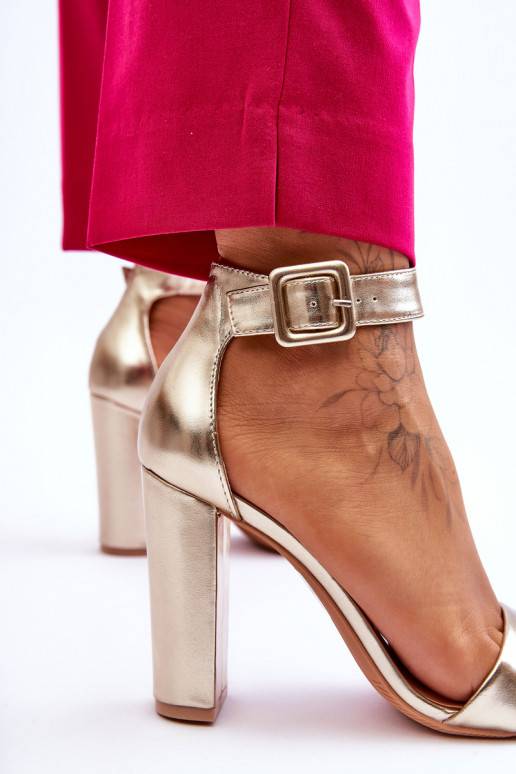 Aukso spalvos aukštakulniai bateliai... Aukso spalvos aukštakulniai bateliai...