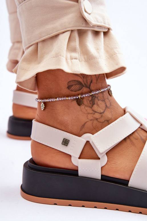 Basutės su lipniais užsegimais... Basutės su lipniais užsegimais...