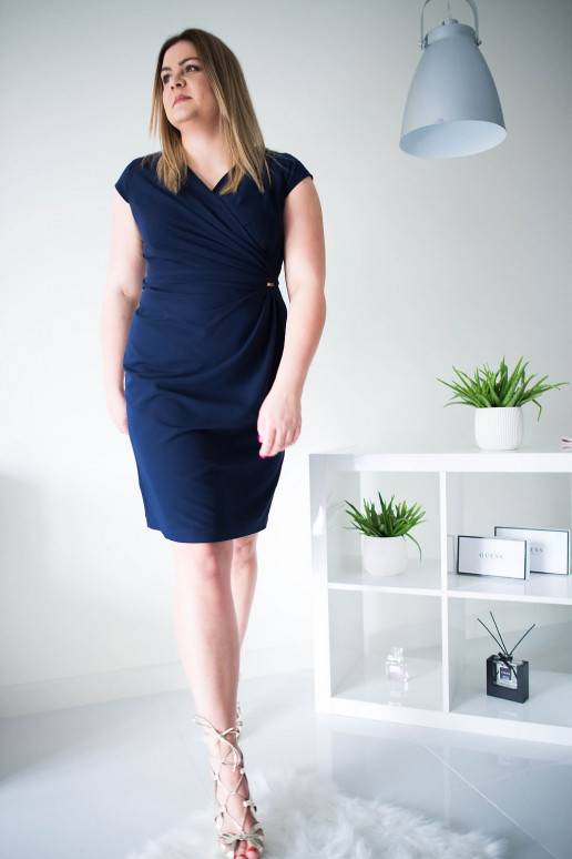 Klasikinio modelio suknelė su... Klasikinio modelio suknelė su...