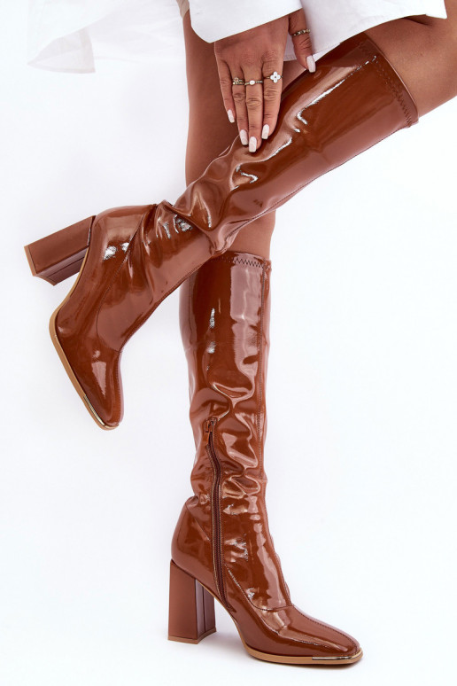 Lakuoti lgaauliai batai ant kulno... Lakuoti lgaauliai batai ant kulno...