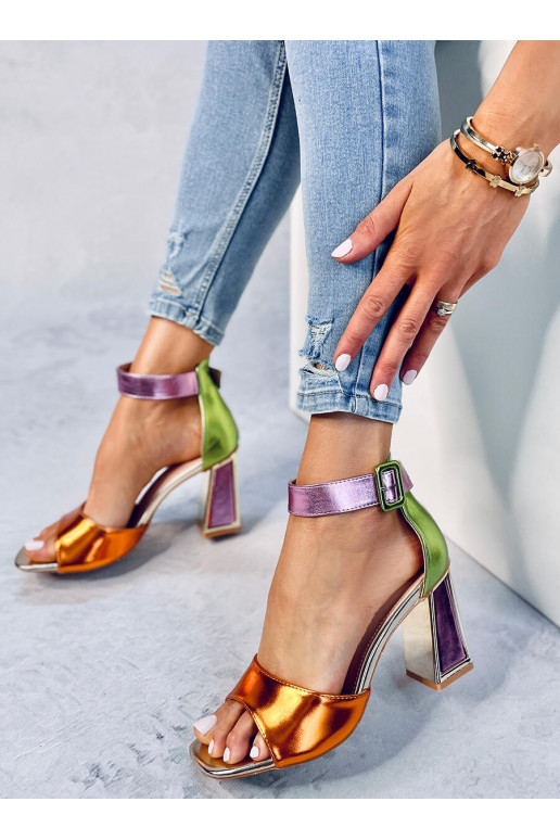 Spalvoti aukštakulniai bateliai...