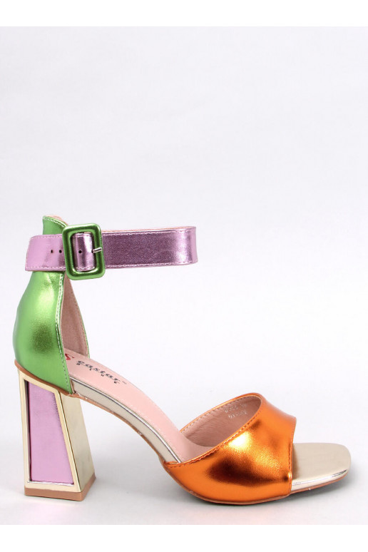 Spalvoti aukštakulniai bateliai...