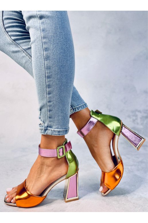 Spalvoti aukštakulniai bateliai...