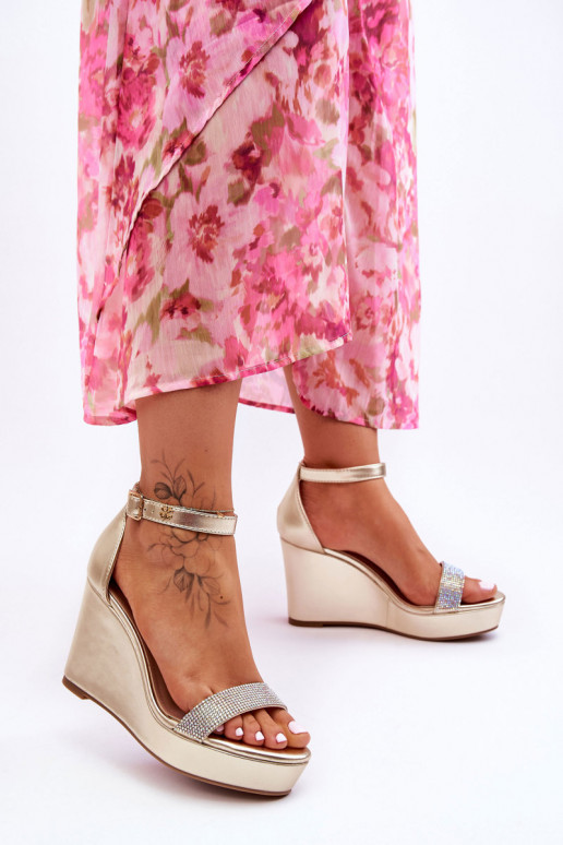 Aukso spalvos basutės Arwen su platforma