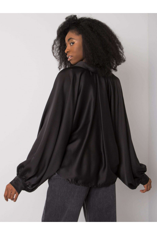 Juodi marškiniai plačiomis rankovėmis...